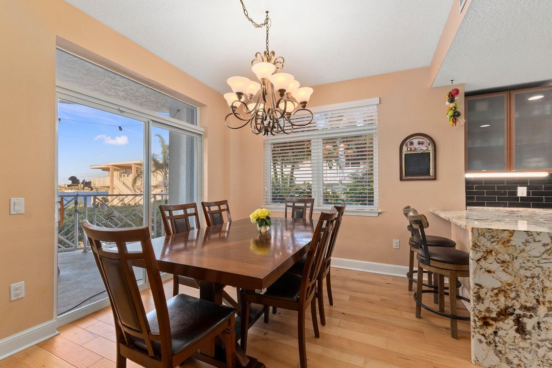 Под контрактом: $1,200,000 (3 спален, 3 ванн, 2317 Квадратных фут)