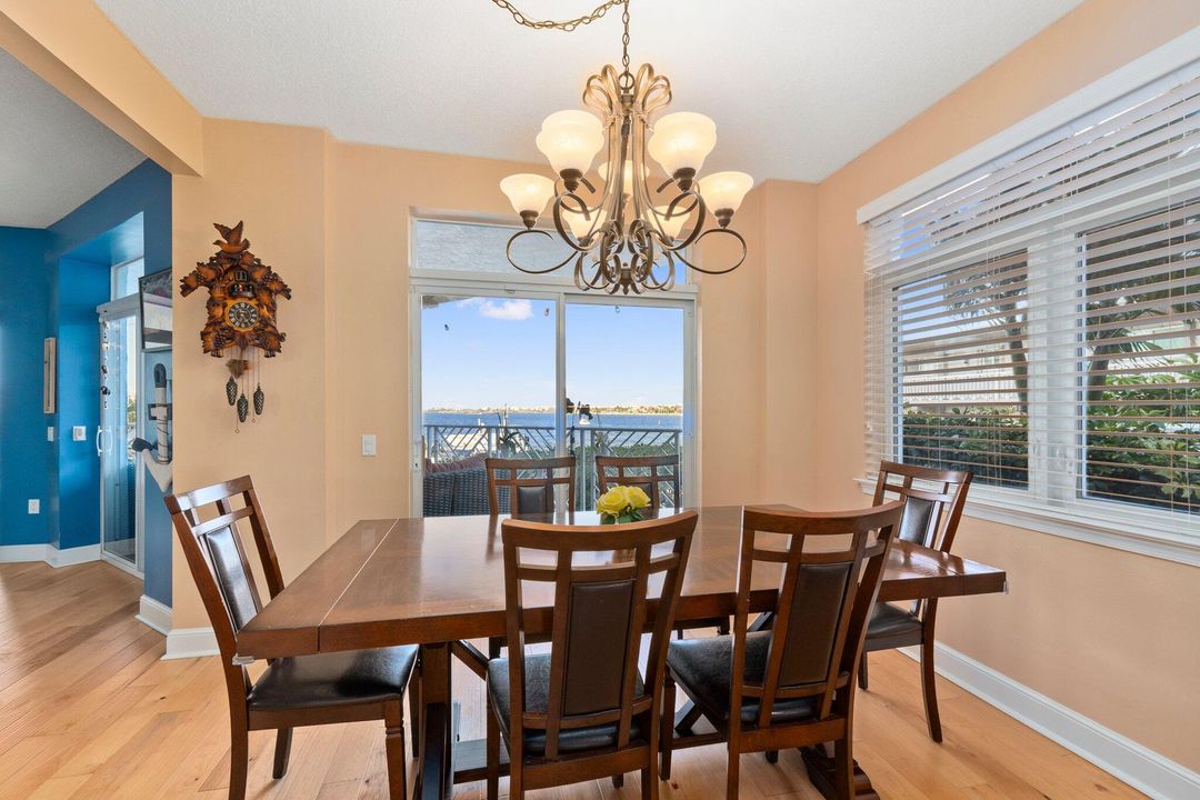 Под контрактом: $1,200,000 (3 спален, 3 ванн, 2317 Квадратных фут)