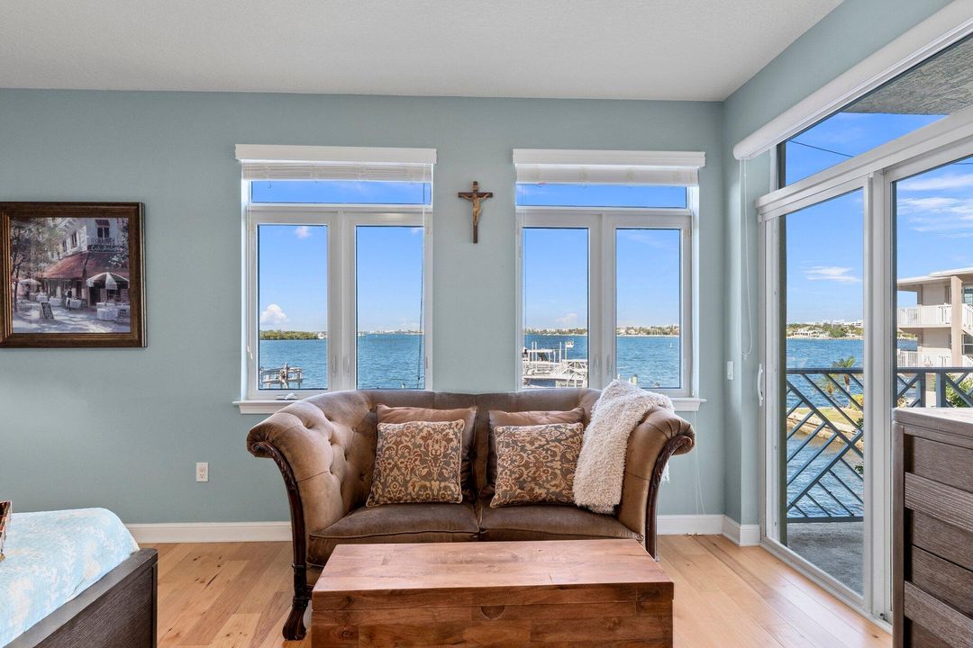 Под контрактом: $1,200,000 (3 спален, 3 ванн, 2317 Квадратных фут)