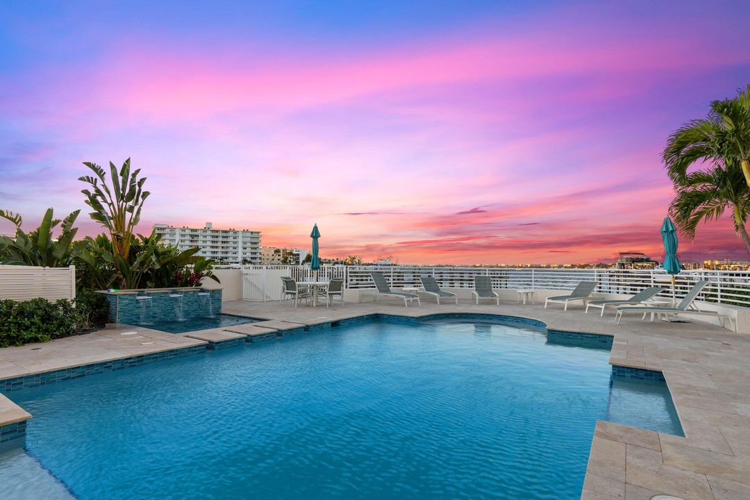 Под контрактом: $1,200,000 (3 спален, 3 ванн, 2317 Квадратных фут)