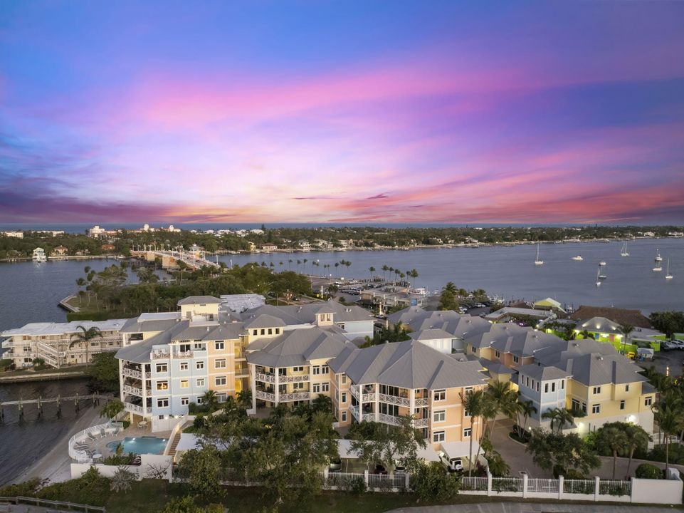 Под контрактом: $1,200,000 (3 спален, 3 ванн, 2317 Квадратных фут)