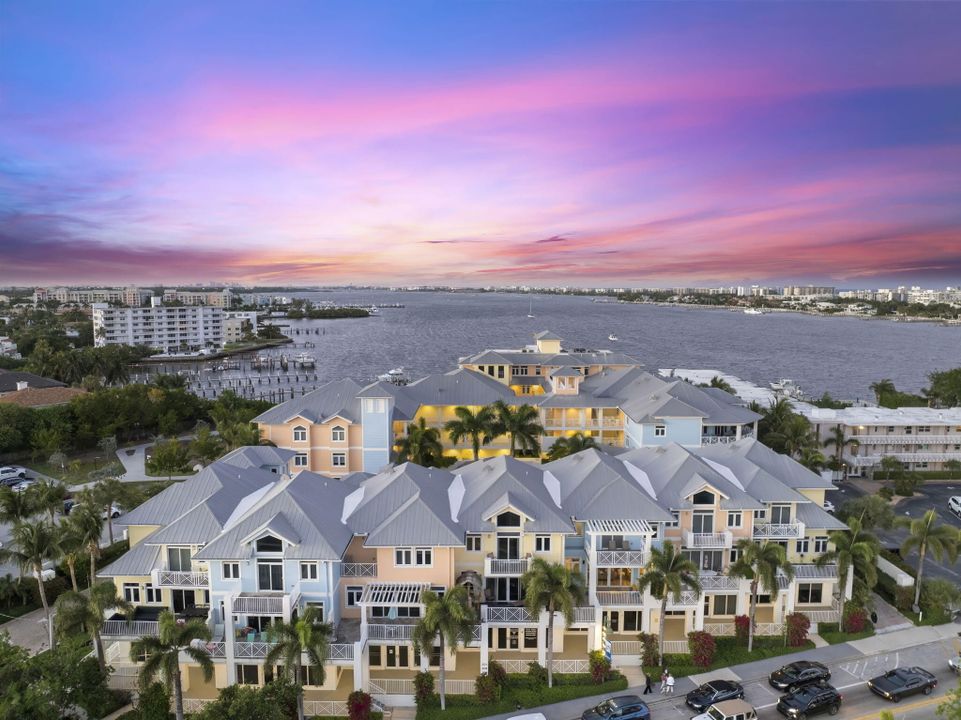 Под контрактом: $1,200,000 (3 спален, 3 ванн, 2317 Квадратных фут)