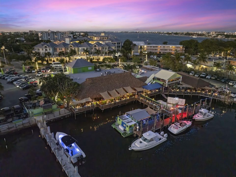 Под контрактом: $1,200,000 (3 спален, 3 ванн, 2317 Квадратных фут)