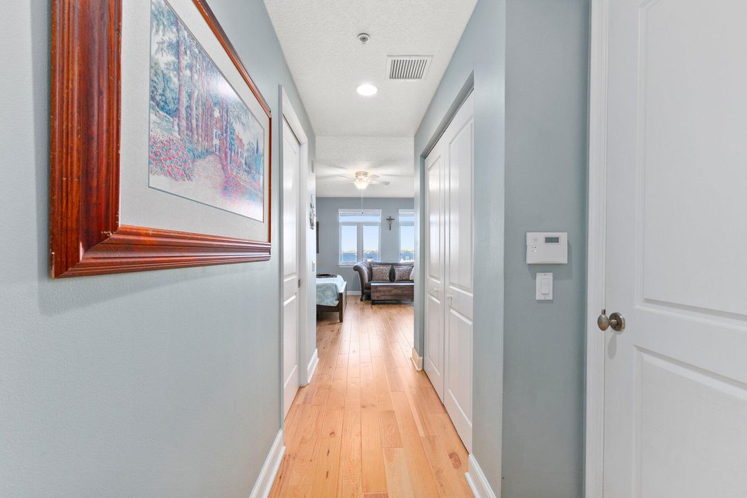 Под контрактом: $1,200,000 (3 спален, 3 ванн, 2317 Квадратных фут)