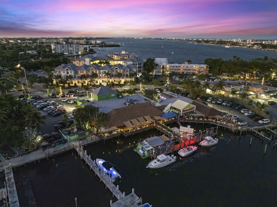 Под контрактом: $1,200,000 (3 спален, 3 ванн, 2317 Квадратных фут)