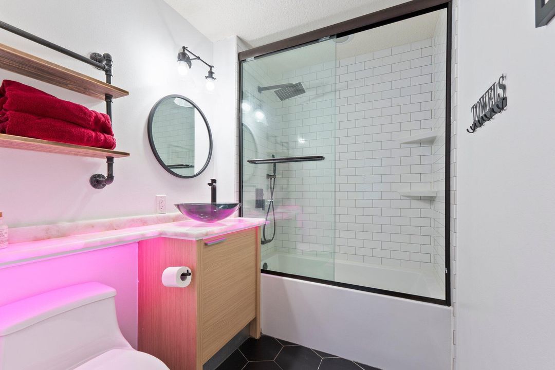 Под контрактом: $1,200,000 (3 спален, 3 ванн, 2317 Квадратных фут)