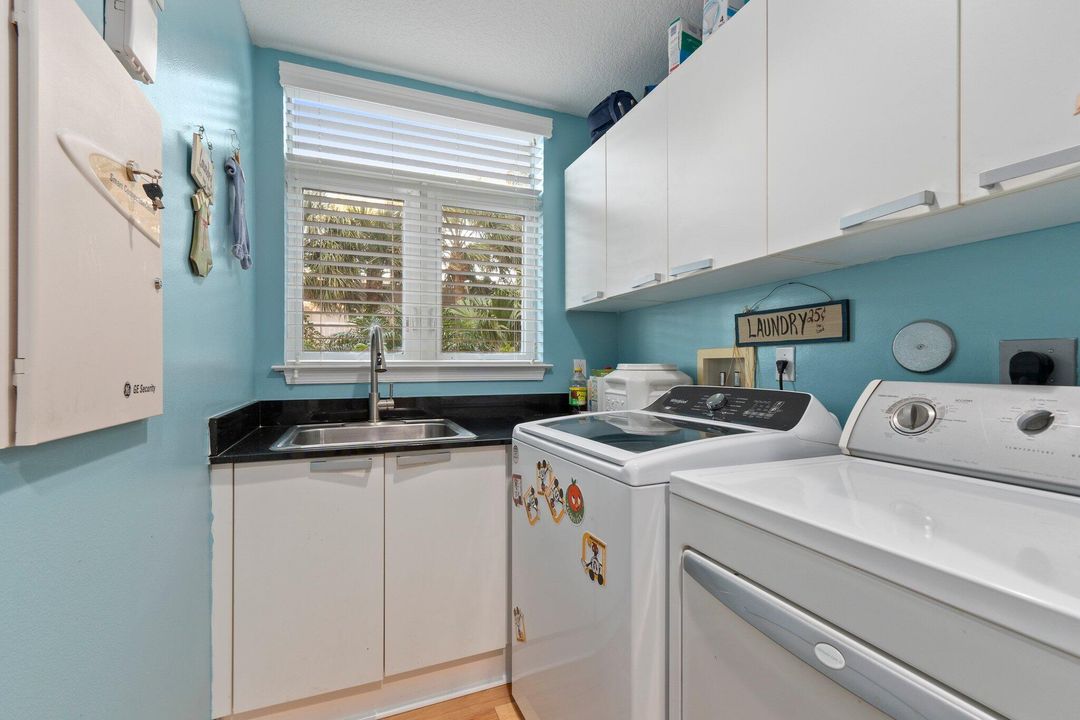 Под контрактом: $1,200,000 (3 спален, 3 ванн, 2317 Квадратных фут)