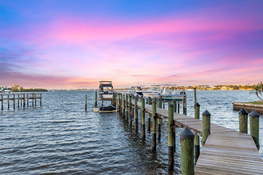 Под контрактом: $1,200,000 (3 спален, 3 ванн, 2317 Квадратных фут)