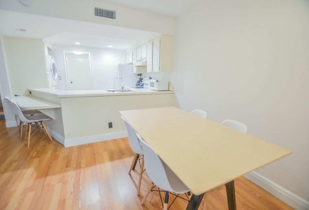 For Rent: $2,200 (1 beds, 1 baths, 860 Square Feet)