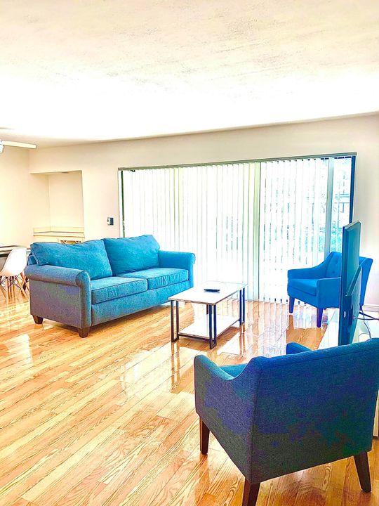 For Rent: $2,200 (1 beds, 1 baths, 860 Square Feet)