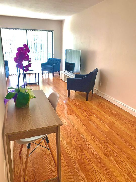 For Rent: $2,200 (1 beds, 1 baths, 860 Square Feet)