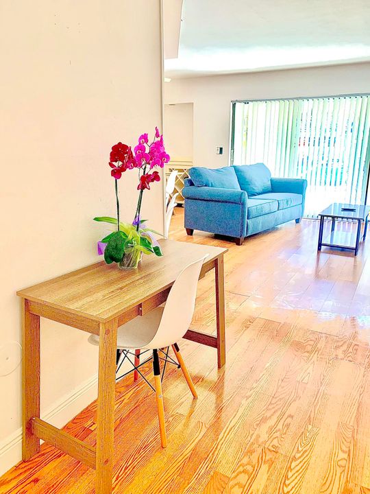 For Rent: $2,200 (1 beds, 1 baths, 860 Square Feet)