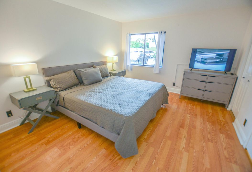 For Rent: $2,200 (1 beds, 1 baths, 860 Square Feet)