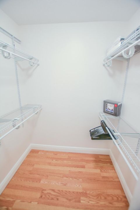 For Rent: $2,200 (1 beds, 1 baths, 860 Square Feet)