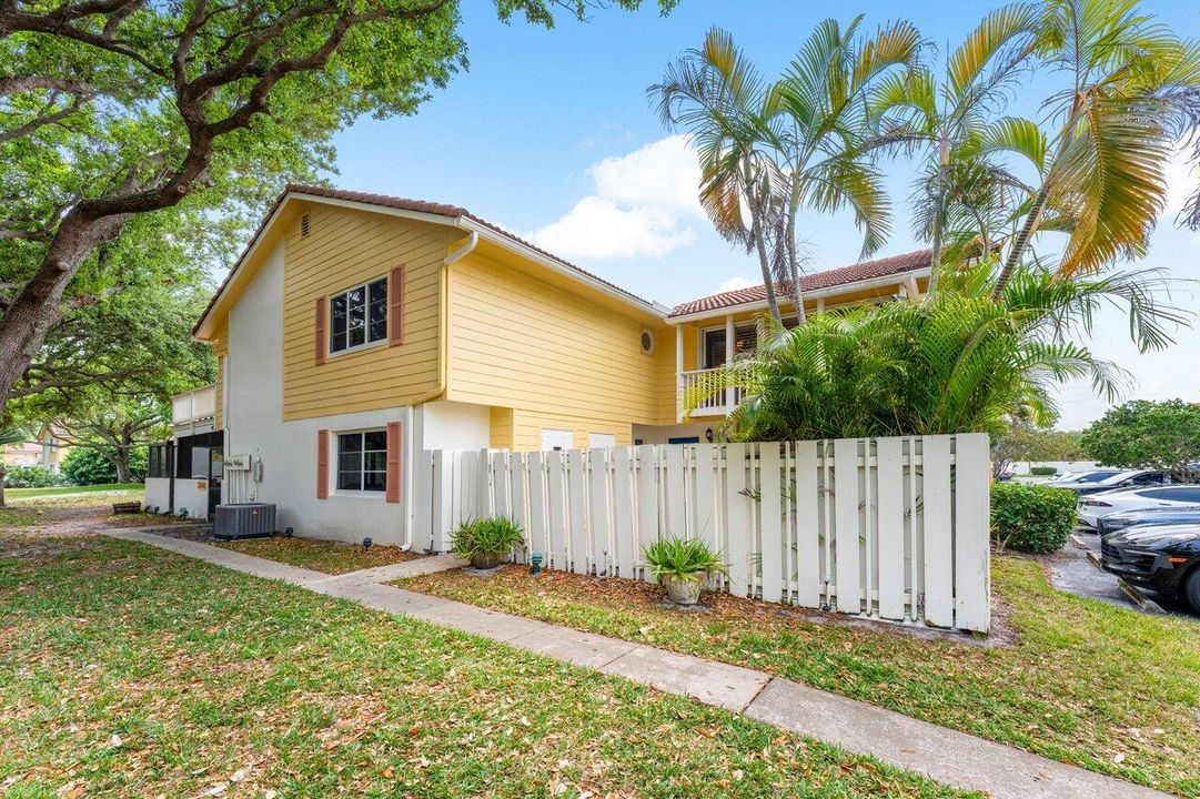 合同活跃: $555,900 (3 贝兹, 2 浴室, 1620 平方英尺)