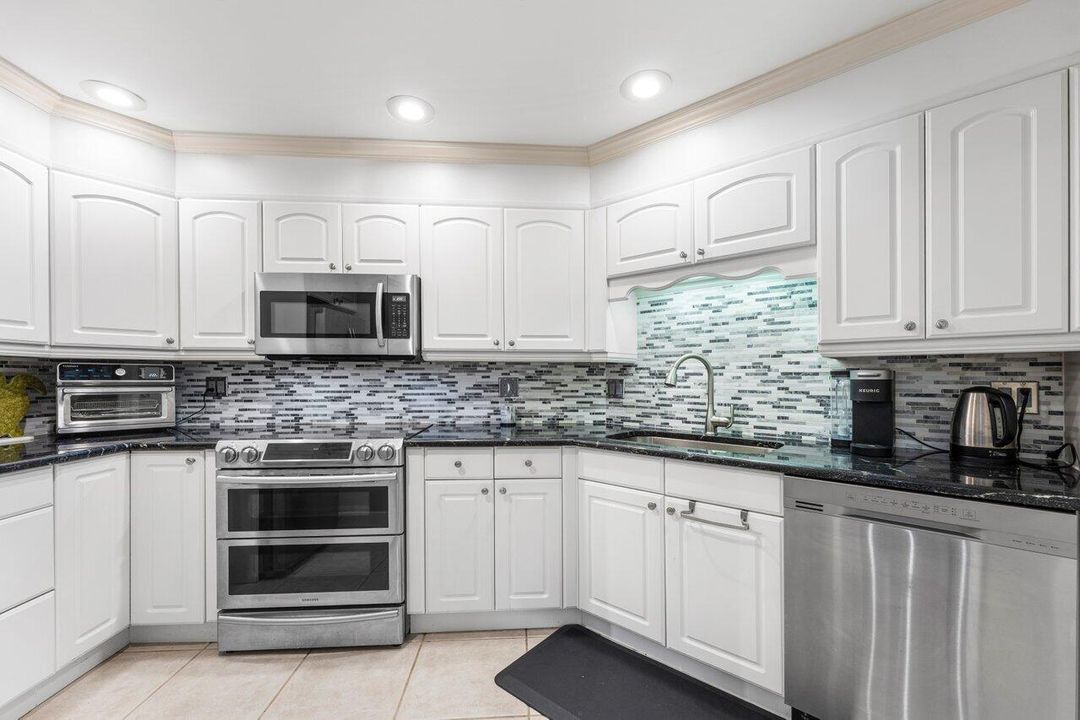 合同活跃: $555,900 (3 贝兹, 2 浴室, 1620 平方英尺)