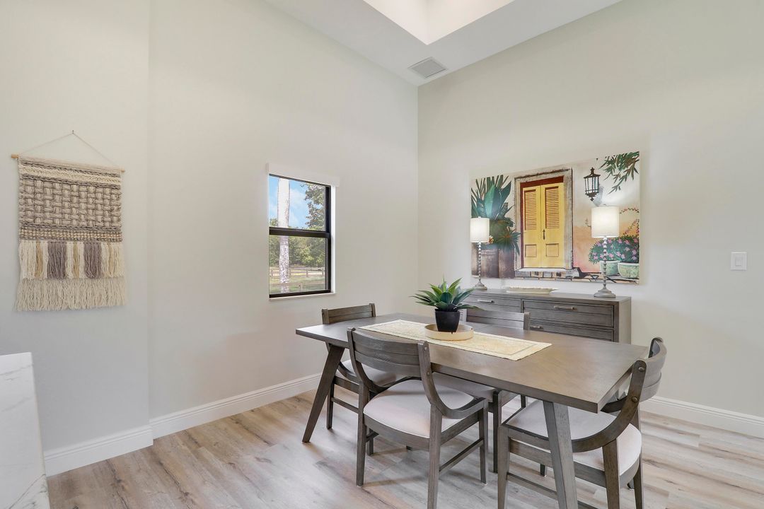 出租: $4,000 (2 贝兹, 1 浴室, 835 平方英尺)