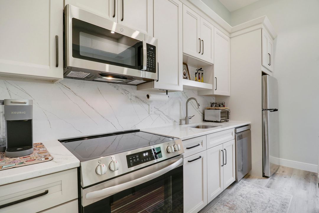 出租: $4,000 (2 贝兹, 1 浴室, 835 平方英尺)