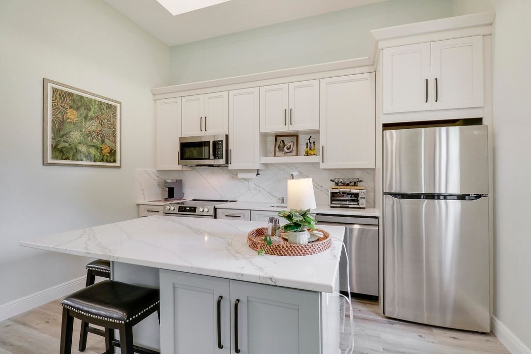 出租: $4,000 (2 贝兹, 1 浴室, 835 平方英尺)