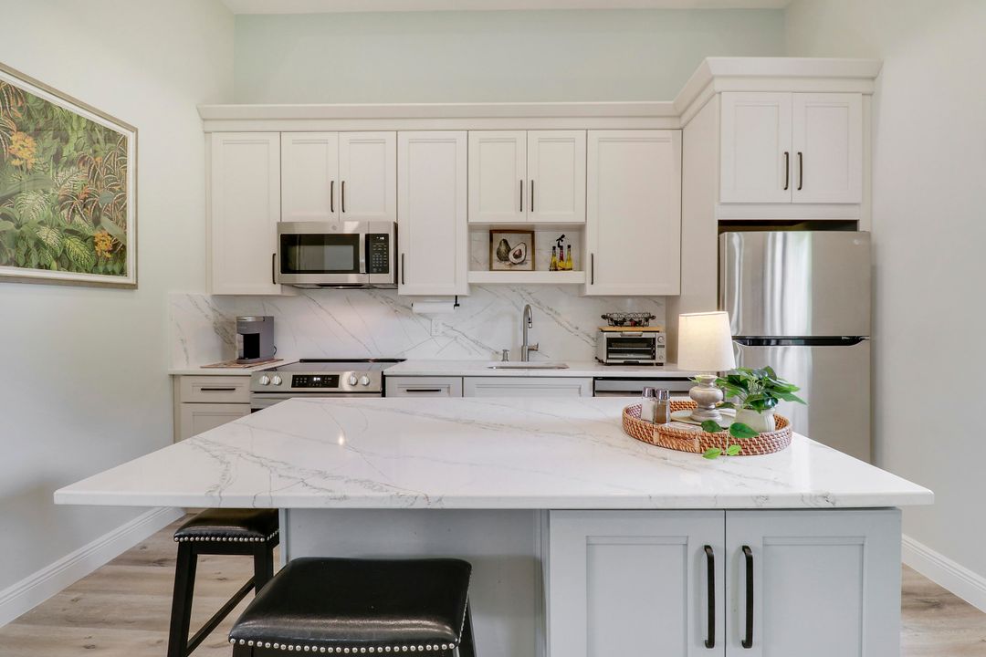 出租: $4,000 (2 贝兹, 1 浴室, 835 平方英尺)