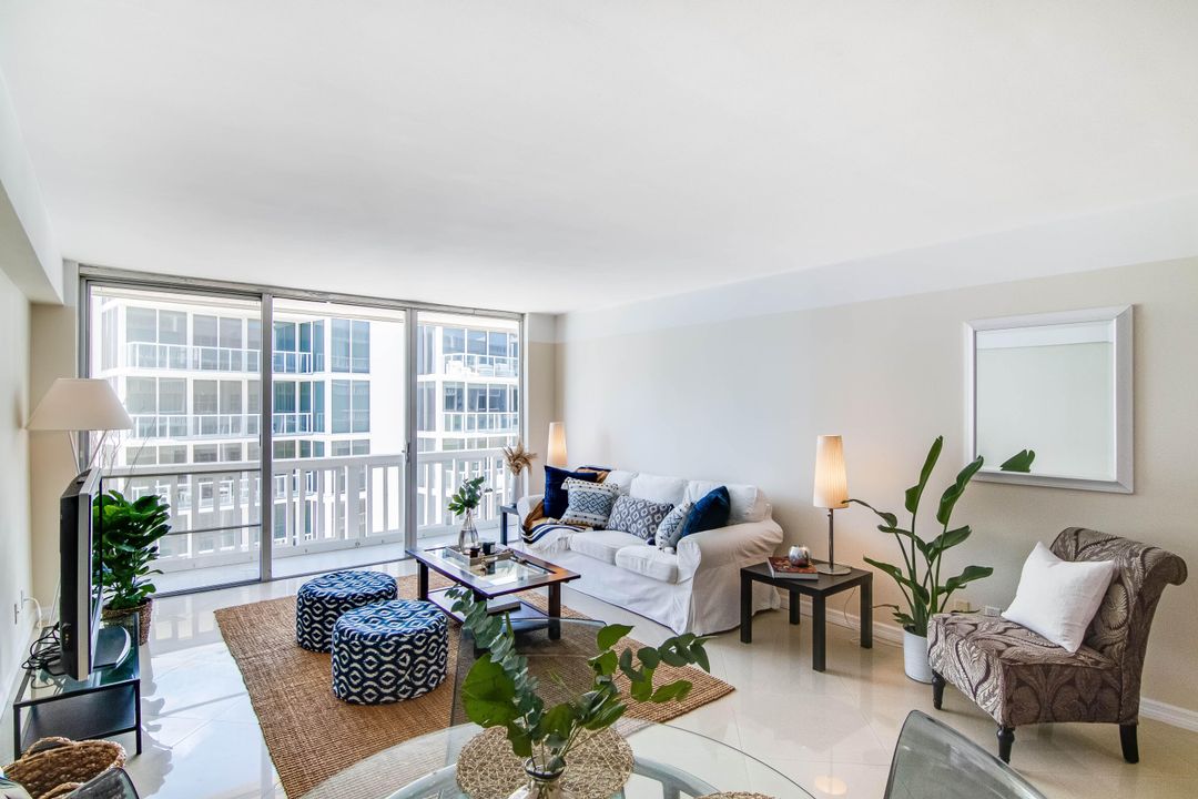 Active With Contract: $4,500 (1 beds, 1 baths, 800 Square Feet)