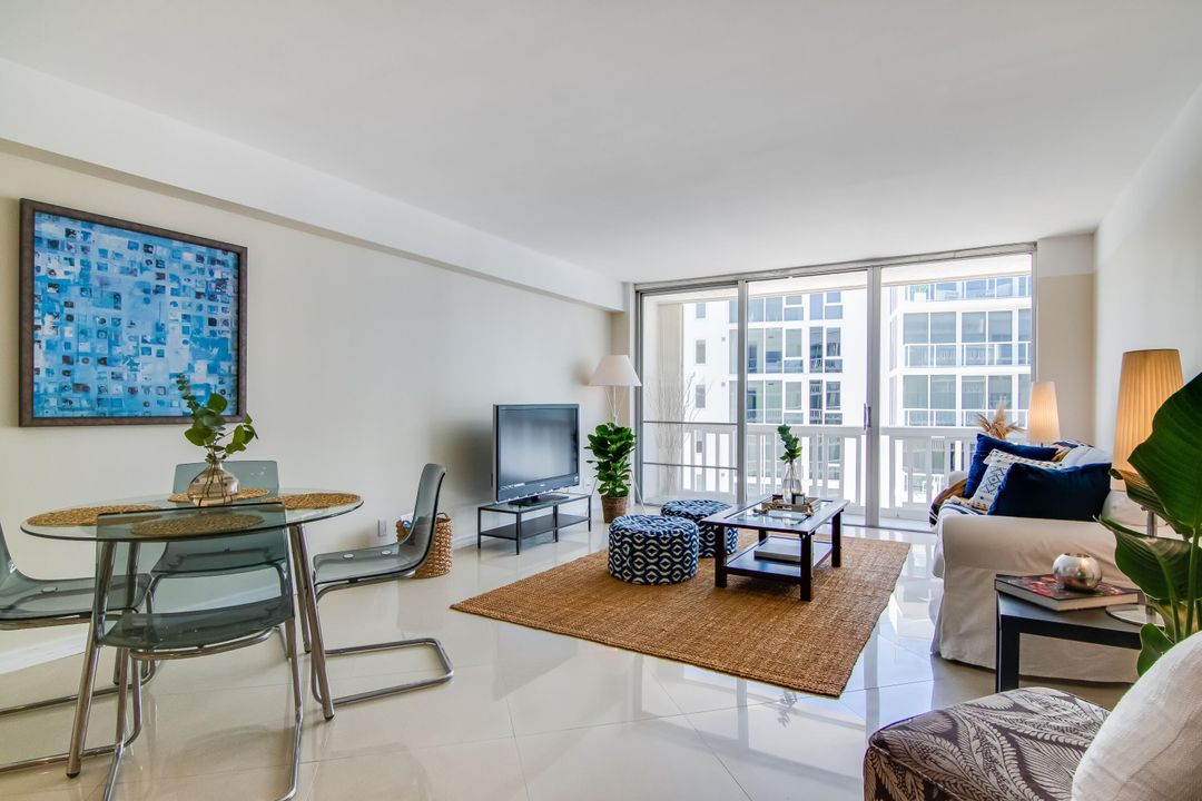 Active With Contract: $4,500 (1 beds, 1 baths, 800 Square Feet)