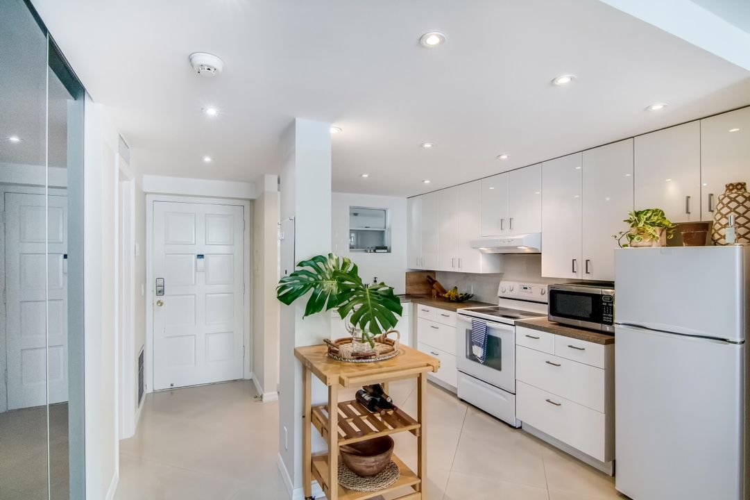 Active With Contract: $4,500 (1 beds, 1 baths, 800 Square Feet)