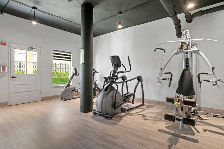 Active With Contract: $4,500 (1 beds, 1 baths, 800 Square Feet)