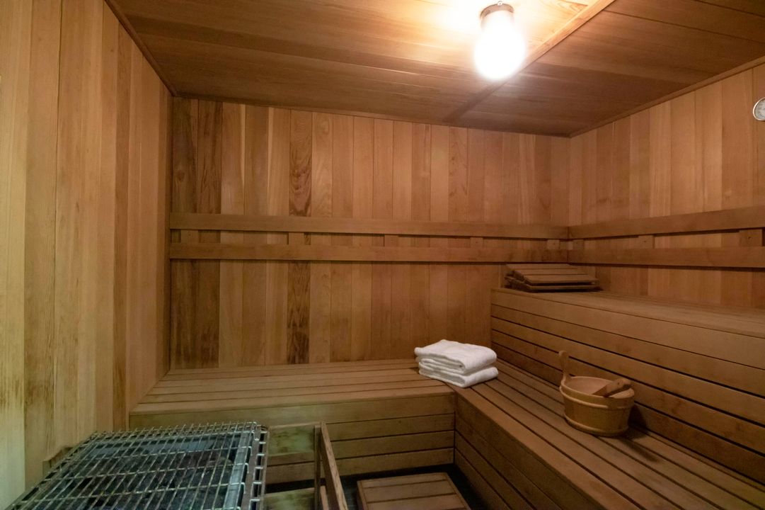 Active With Contract: $4,500 (1 beds, 1 baths, 800 Square Feet)