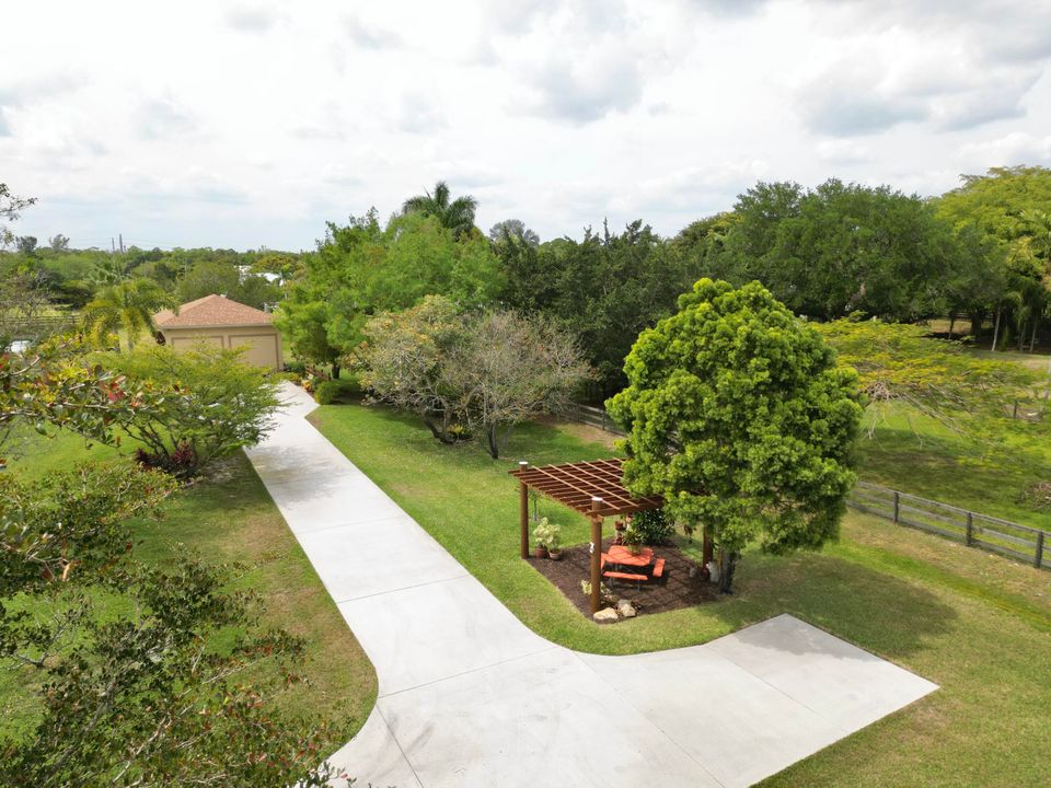 出租: $4,000 (2 贝兹, 1 浴室, 835 平方英尺)