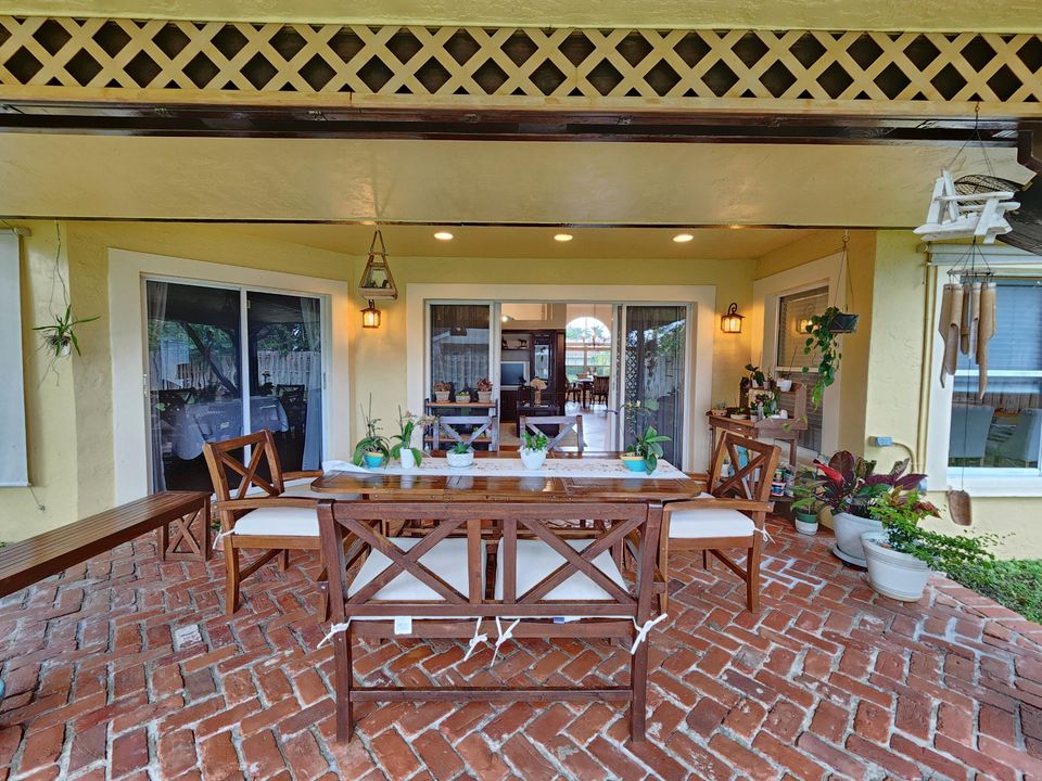 For Sale: $689,000 (3 beds, 2 baths, 1937 Square Feet)