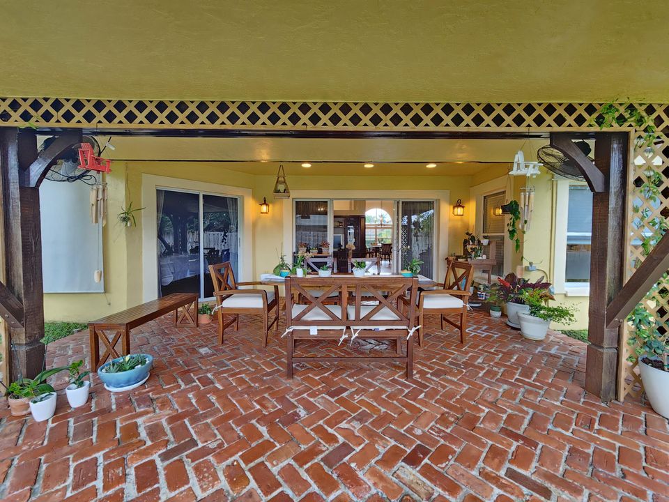 For Sale: $689,000 (3 beds, 2 baths, 1937 Square Feet)