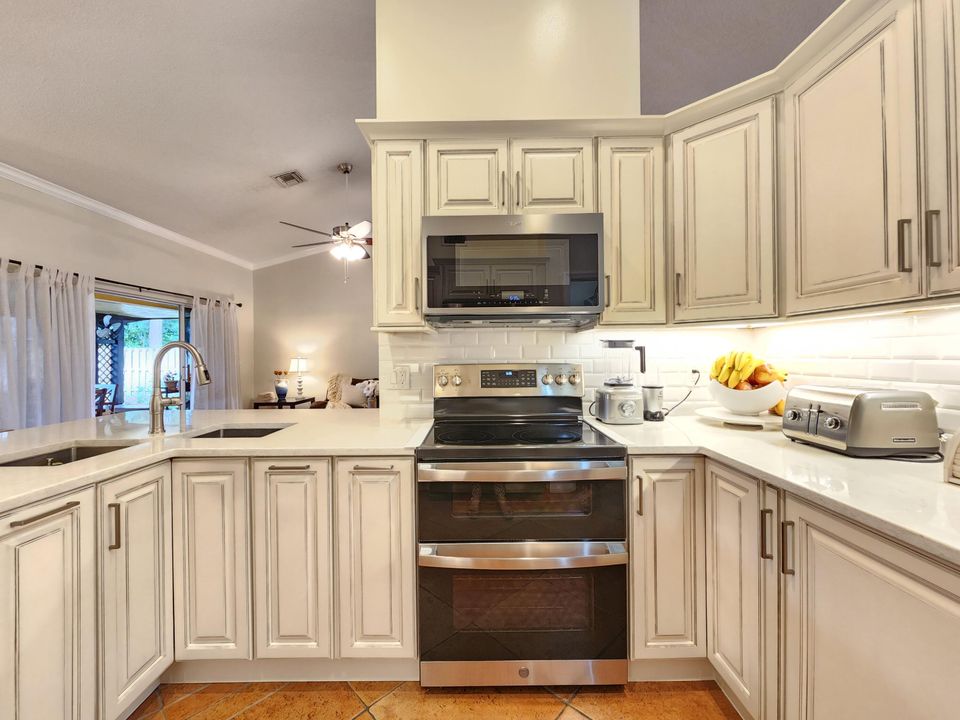 For Sale: $689,000 (3 beds, 2 baths, 1937 Square Feet)