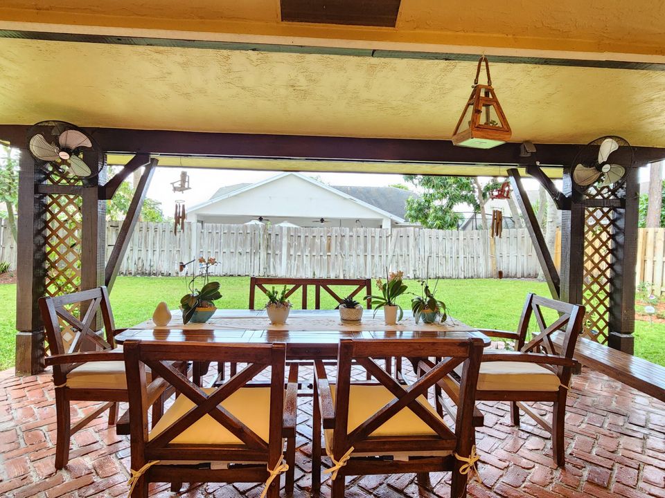 For Sale: $689,000 (3 beds, 2 baths, 1937 Square Feet)