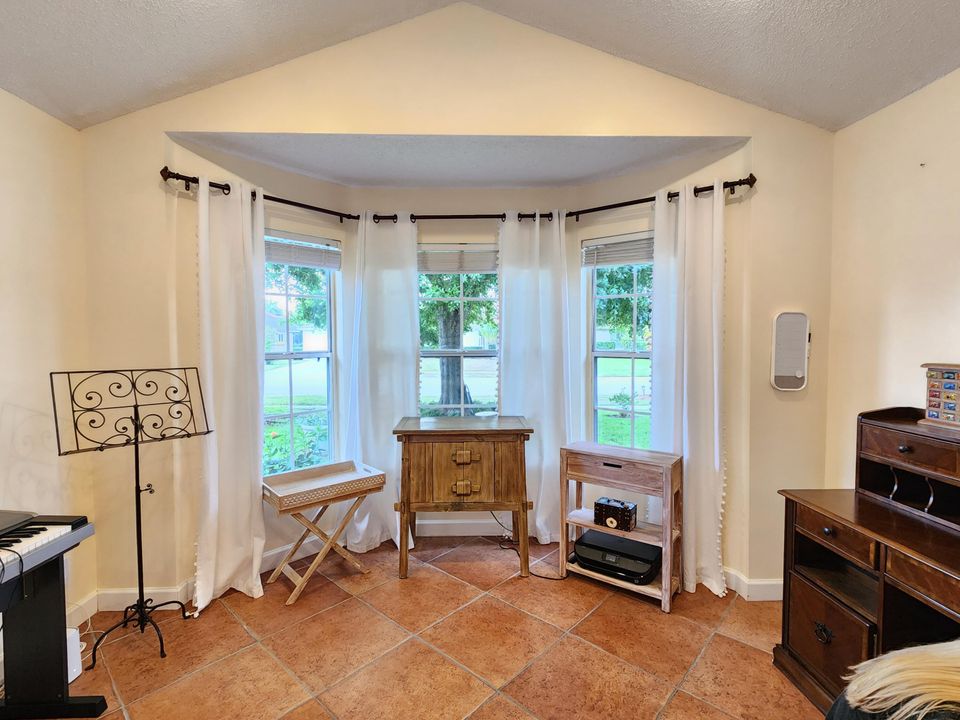 For Sale: $689,000 (3 beds, 2 baths, 1937 Square Feet)