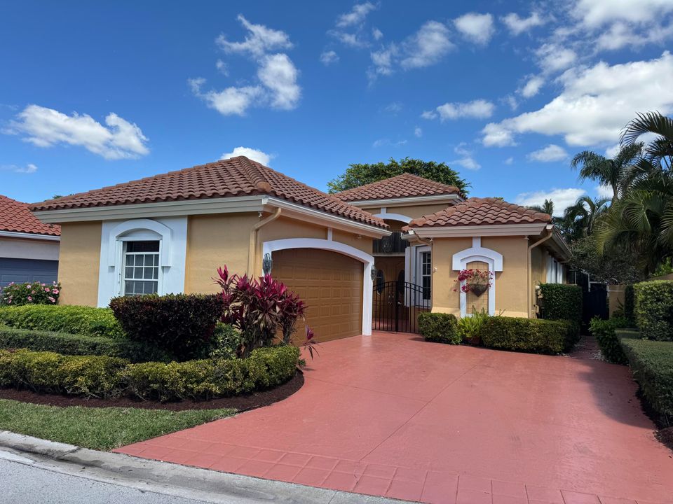 Recently Sold: $749,000 (3 beds, 3 baths, 1952 Square Feet)