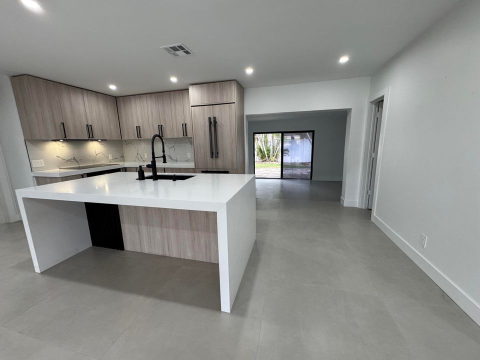 Recently Rented: $6,000 (4 beds, 3 baths, 2150 Square Feet)