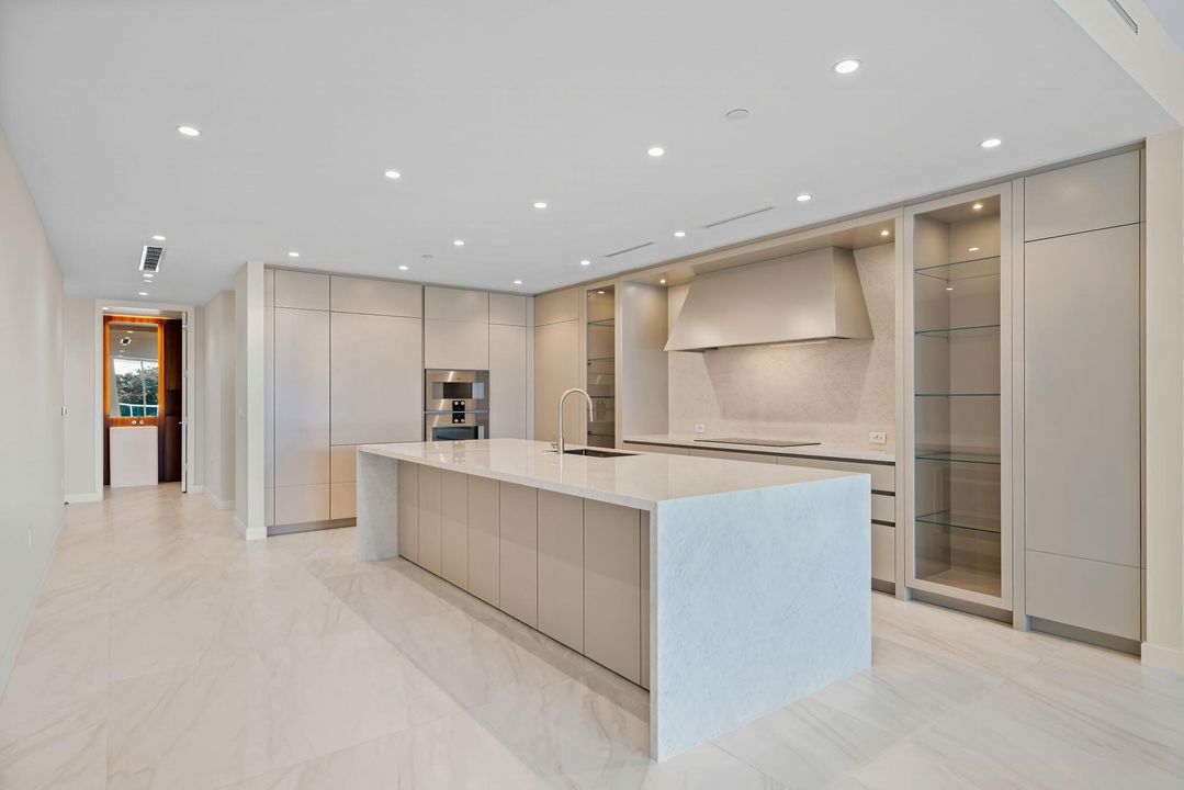 Recently Sold: $3,200,000 (2 beds, 2 baths, 2558 Square Feet)