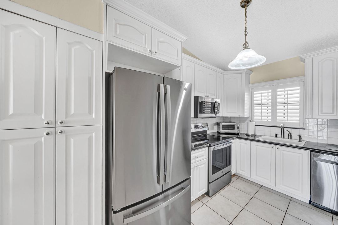 Под контрактом: $314,711 (2 спален, 2 ванн, 938 Квадратных фут)