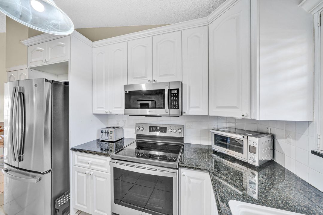 Под контрактом: $314,711 (2 спален, 2 ванн, 938 Квадратных фут)