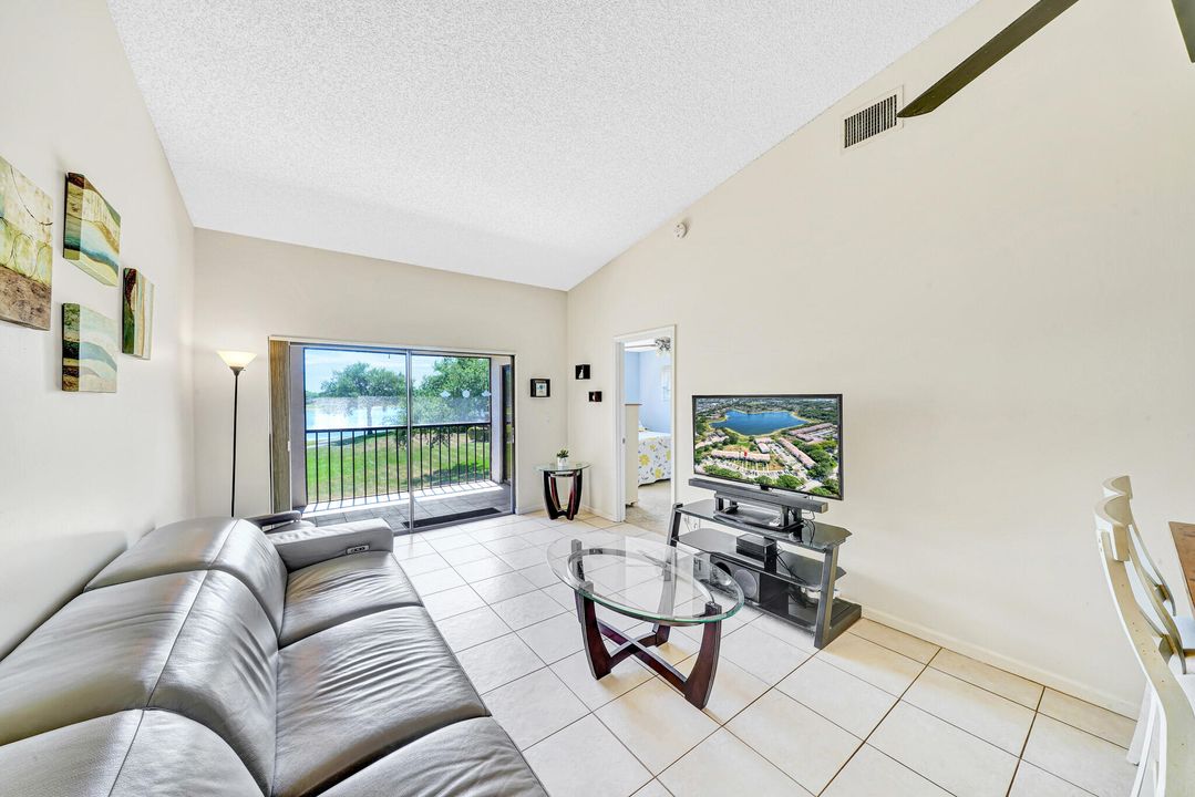 Под контрактом: $314,711 (2 спален, 2 ванн, 938 Квадратных фут)