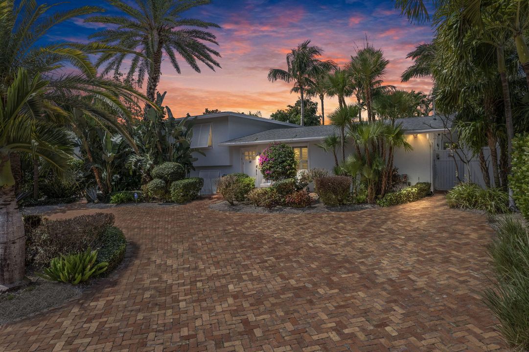 最近售出: $2,100,000 (3 贝兹, 2 浴室, 2288 平方英尺)