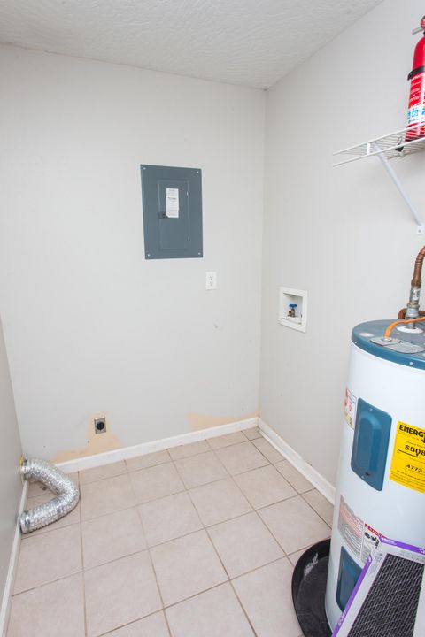 待售: $269,000 (3 贝兹, 1 浴室, 1000 平方英尺)