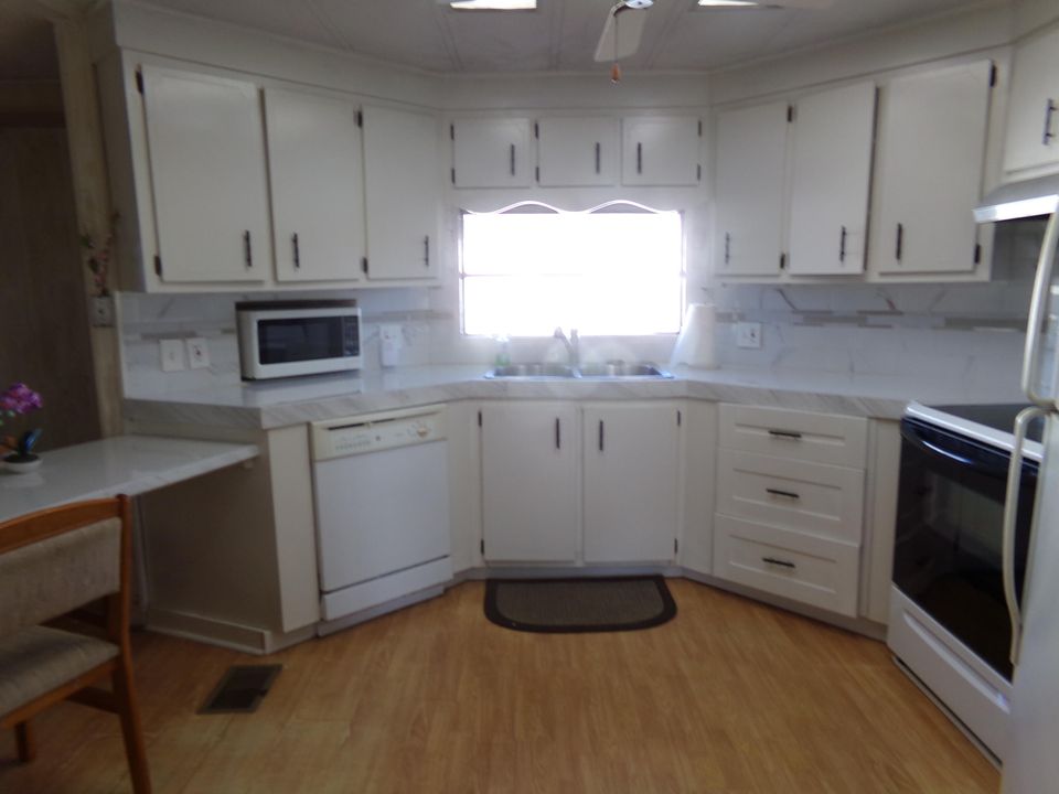 Active With Contract: $129,000 (2 beds, 2 baths, 1248 Square Feet)