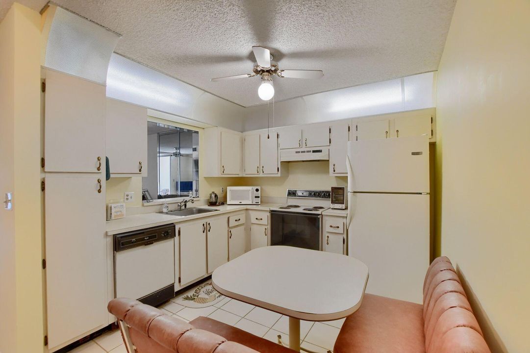 Active With Contract: $299,900 (2 beds, 2 baths, 1227 Square Feet)