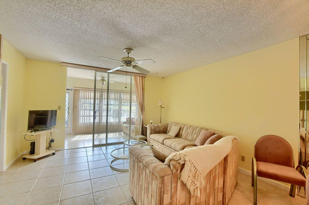 Active With Contract: $299,900 (2 beds, 2 baths, 1227 Square Feet)