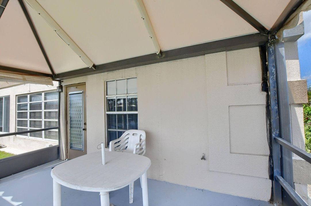 Active With Contract: $299,900 (2 beds, 2 baths, 1227 Square Feet)