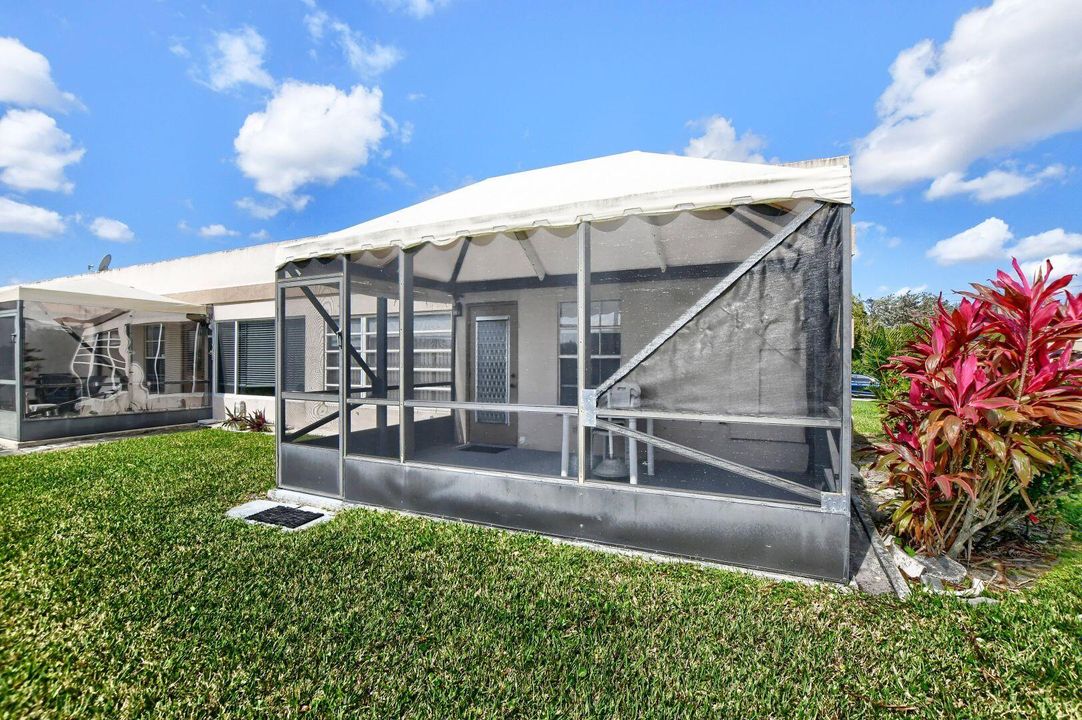 Active With Contract: $299,900 (2 beds, 2 baths, 1227 Square Feet)