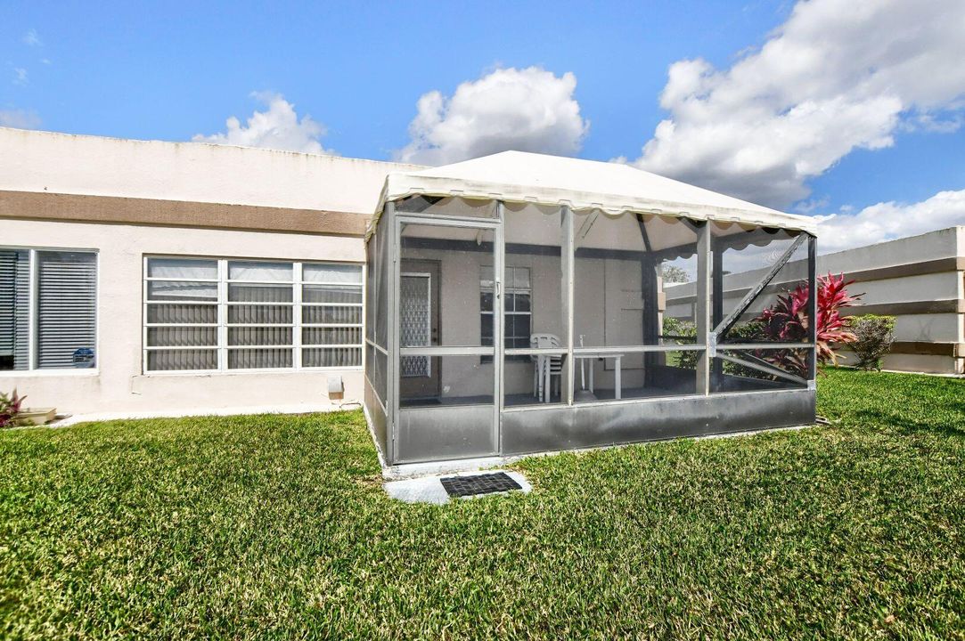 Active With Contract: $299,900 (2 beds, 2 baths, 1227 Square Feet)