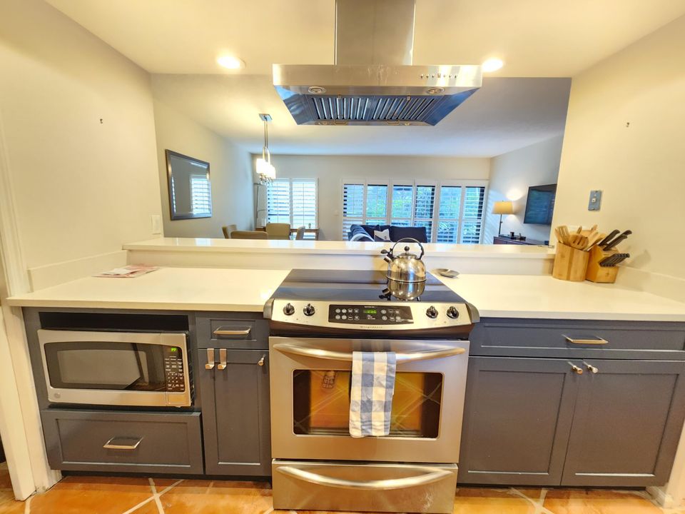 Recently Rented: $3,000 (1 beds, 1 baths, 900 Square Feet)